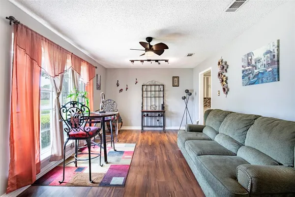 $267,000 | 353 Brook Hollow Drive, DeSoto, TX 75115