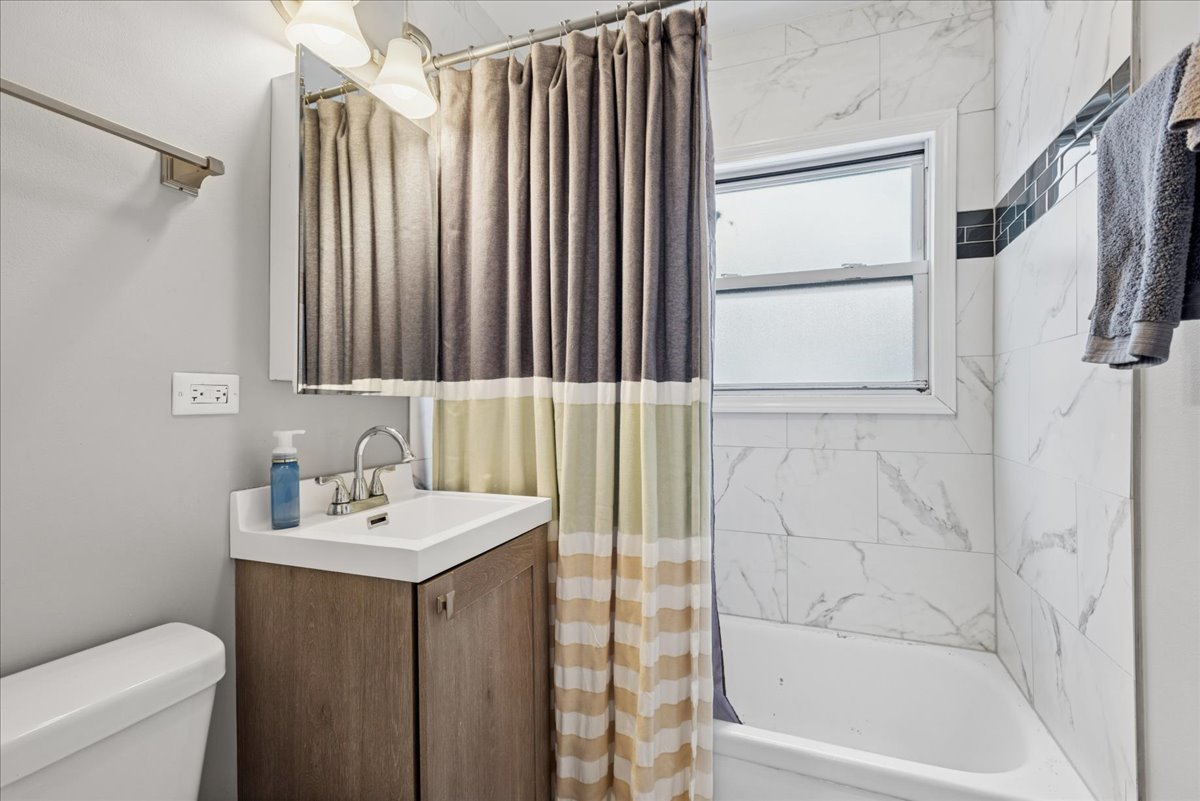 128 McCabe Drive Streamwood, IL 60107 - Photo 13 of 19 a bathroom with a sink a toilet and a bathtub