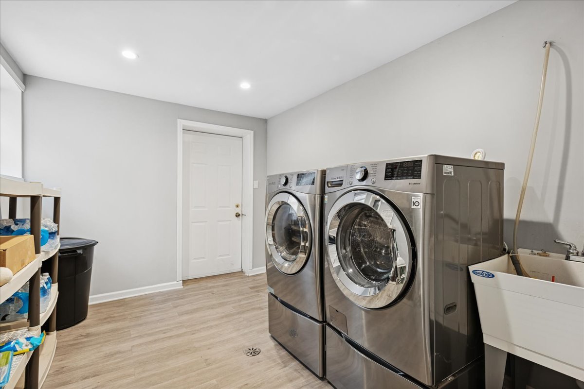 128 McCabe Drive Streamwood, IL 60107 - Photo 18 of 19 a utility room with dryer and washer