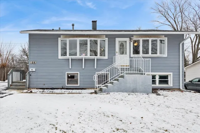 $360,000 | 128 McCabe Drive, Streamwood, IL 60107