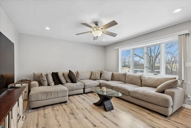 $360,000 | 128 McCabe Drive, Streamwood, IL 60107