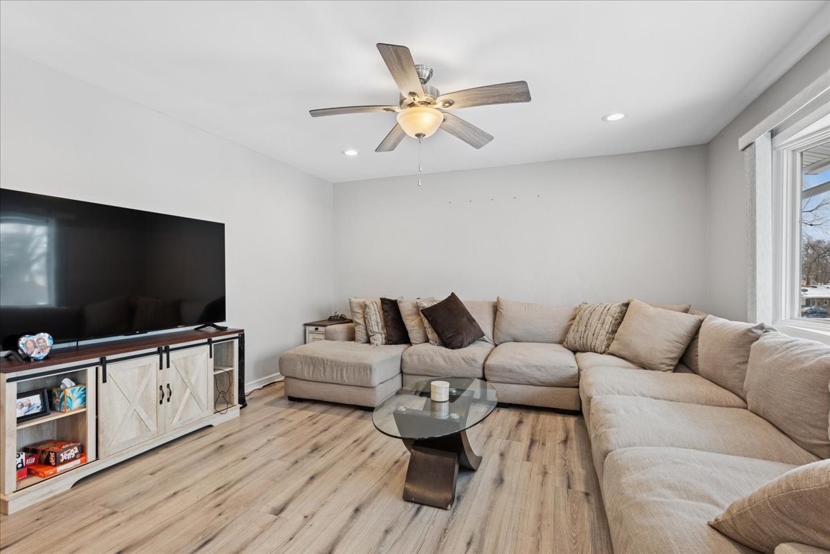 128 McCabe Drive Streamwood, IL 60107 - Photo 5 of 19 a living room with furniture and a flat screen tv