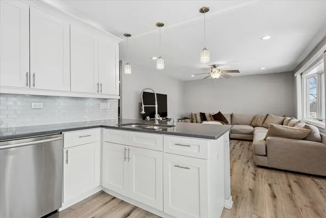 $360,000 | 128 McCabe Drive, Streamwood, IL 60107