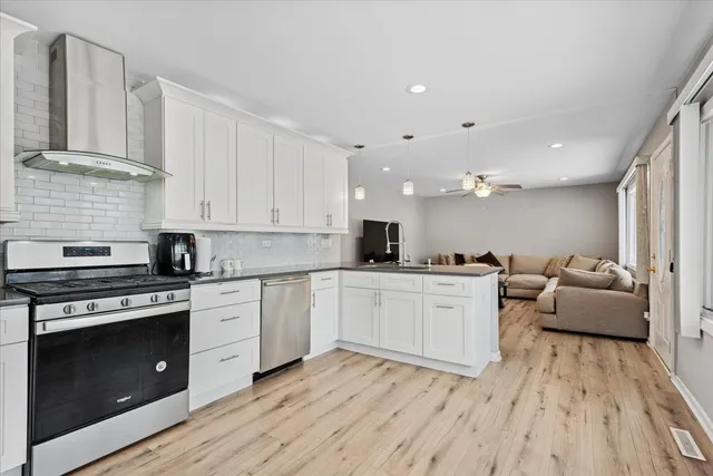 $360,000 | 128 McCabe Drive, Streamwood, IL 60107