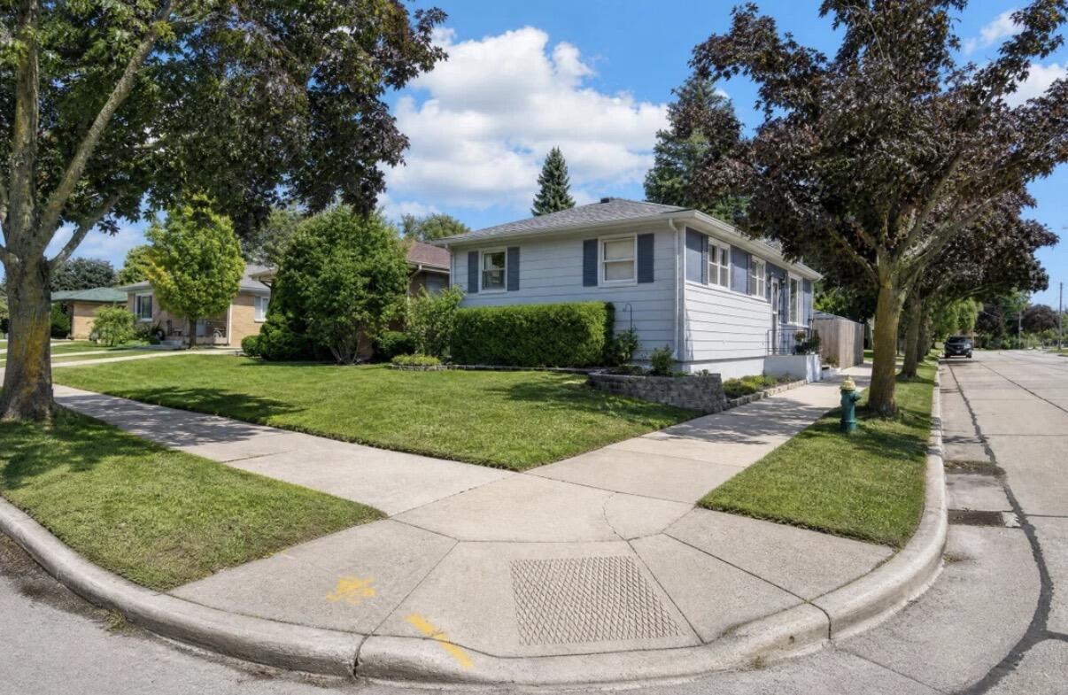 744 Shoreland Drive Racine, WI 53402 - Photo 5 of 35 IMG_0188