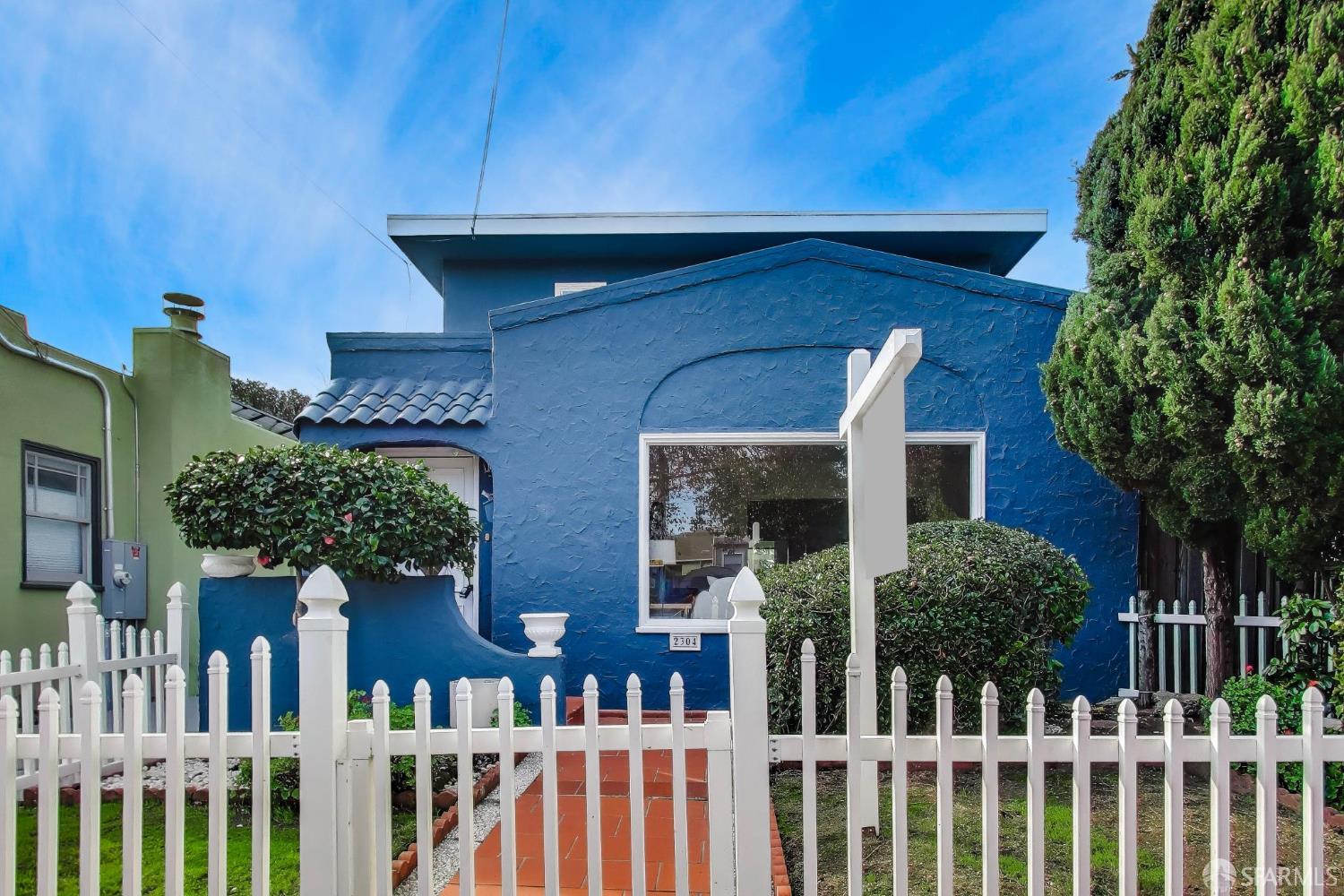 a front view of house with yard