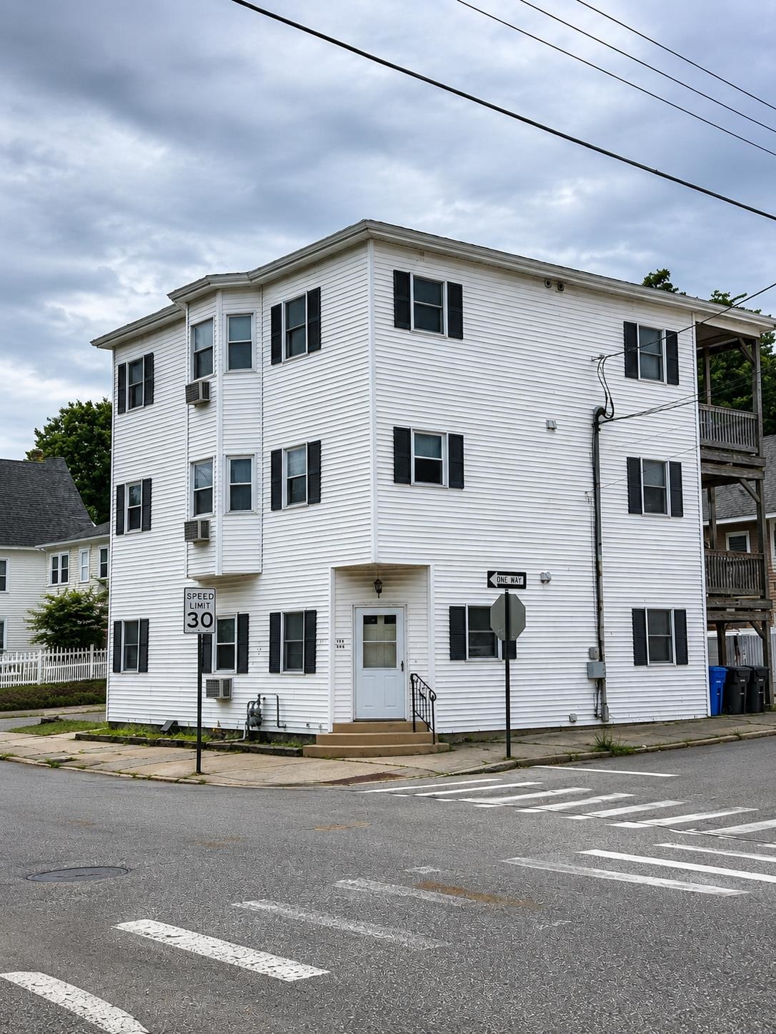 562 Lake Avenue Manchester, NH 03103 - Photo 1 of 11