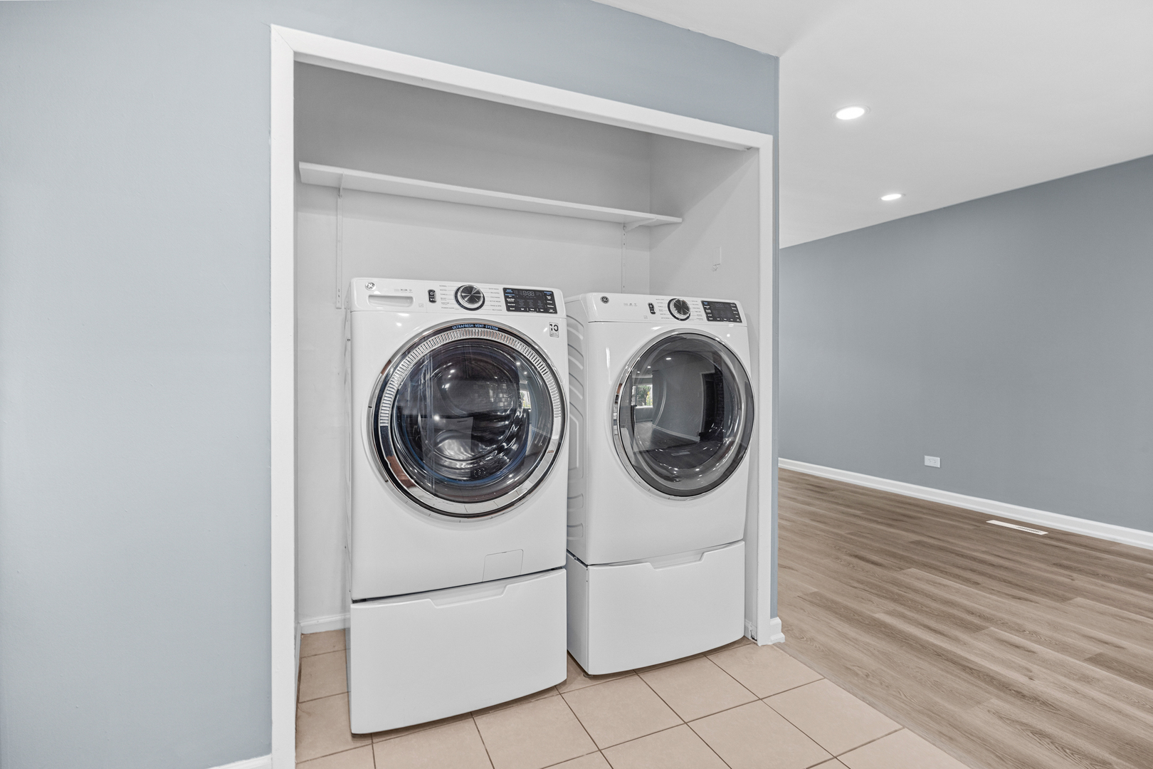 6640 Peach Tree Street Hanover Park, IL 60133 - Photo 25 of 27 a utility room with dryer and washer