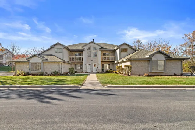 $253,500 | 9322 West Loomis Road, Unit 4, Franklin, WI 53132