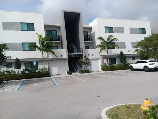$2,000 | 3050 Northwest 68th Street, Unit 1101, Fort Lauderdale, FL 33309