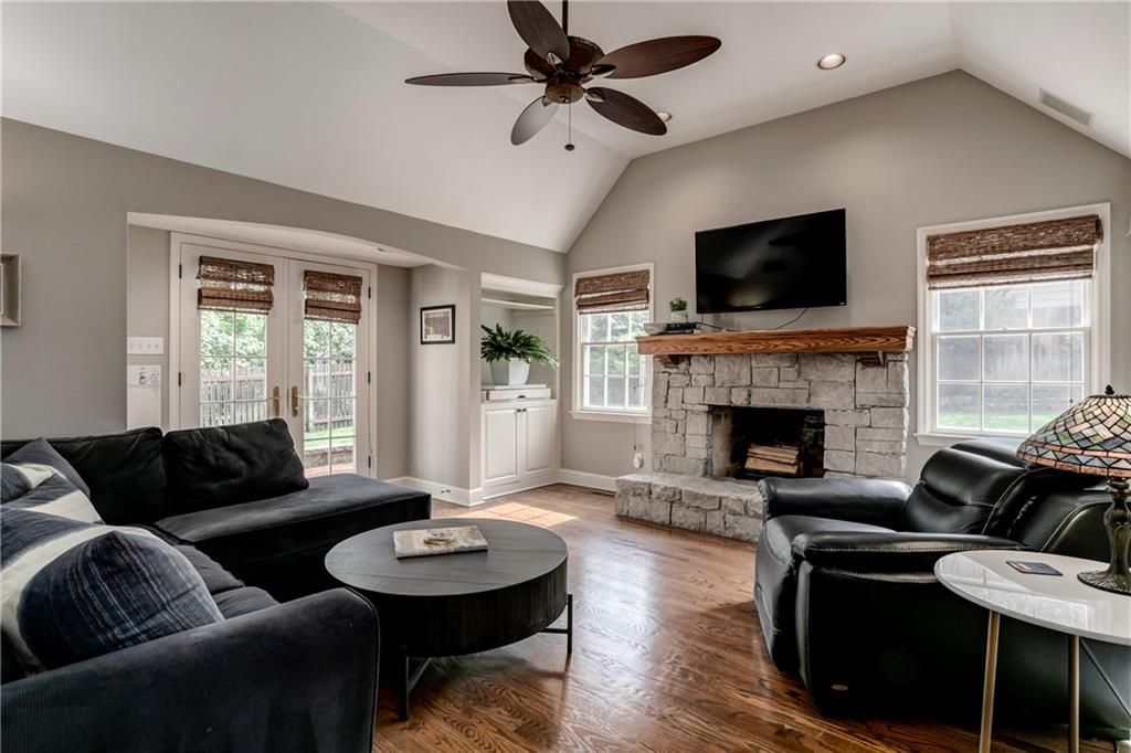 5435 Aberdeen Road Fairway, KS 66205 - Photo 12 of 36