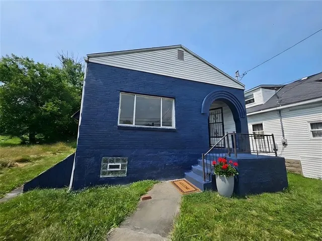 $1,200 | 415 North 4th Street, Clairton, PA 15025