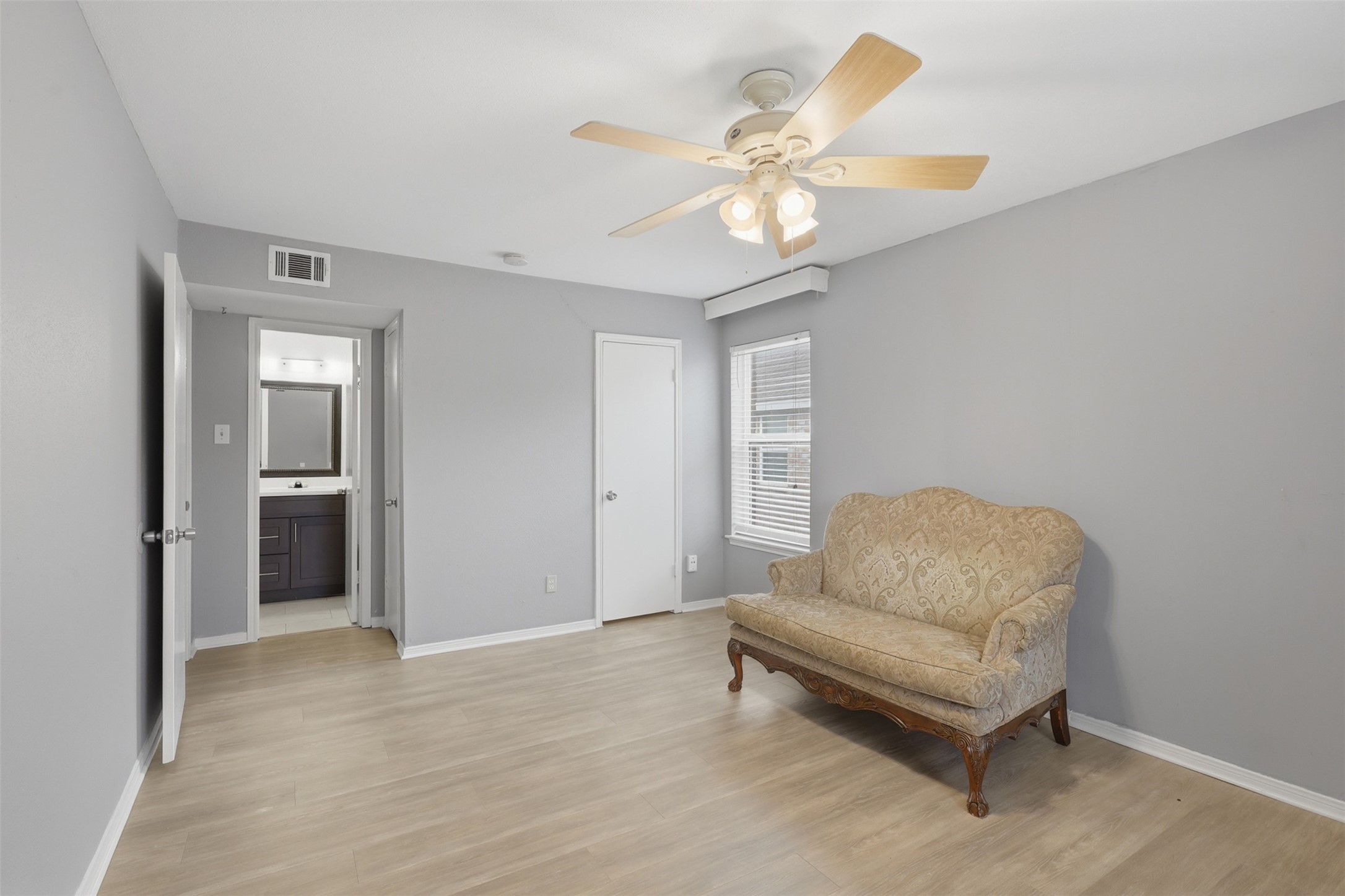 811 Threadneedle Street, Unit 287 Houston, TX 77079 - Photo 13 of 16 Secondary bedroom with ample space and natural light.