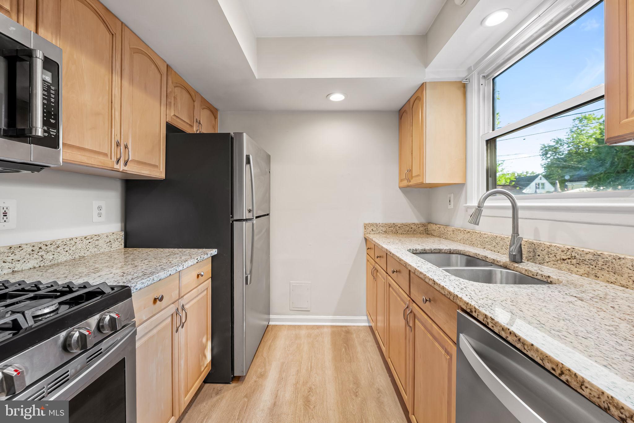 825 Cliffedge Road Baltimore, MD 21208 - Photo 13 of 37 Stainless appliances
