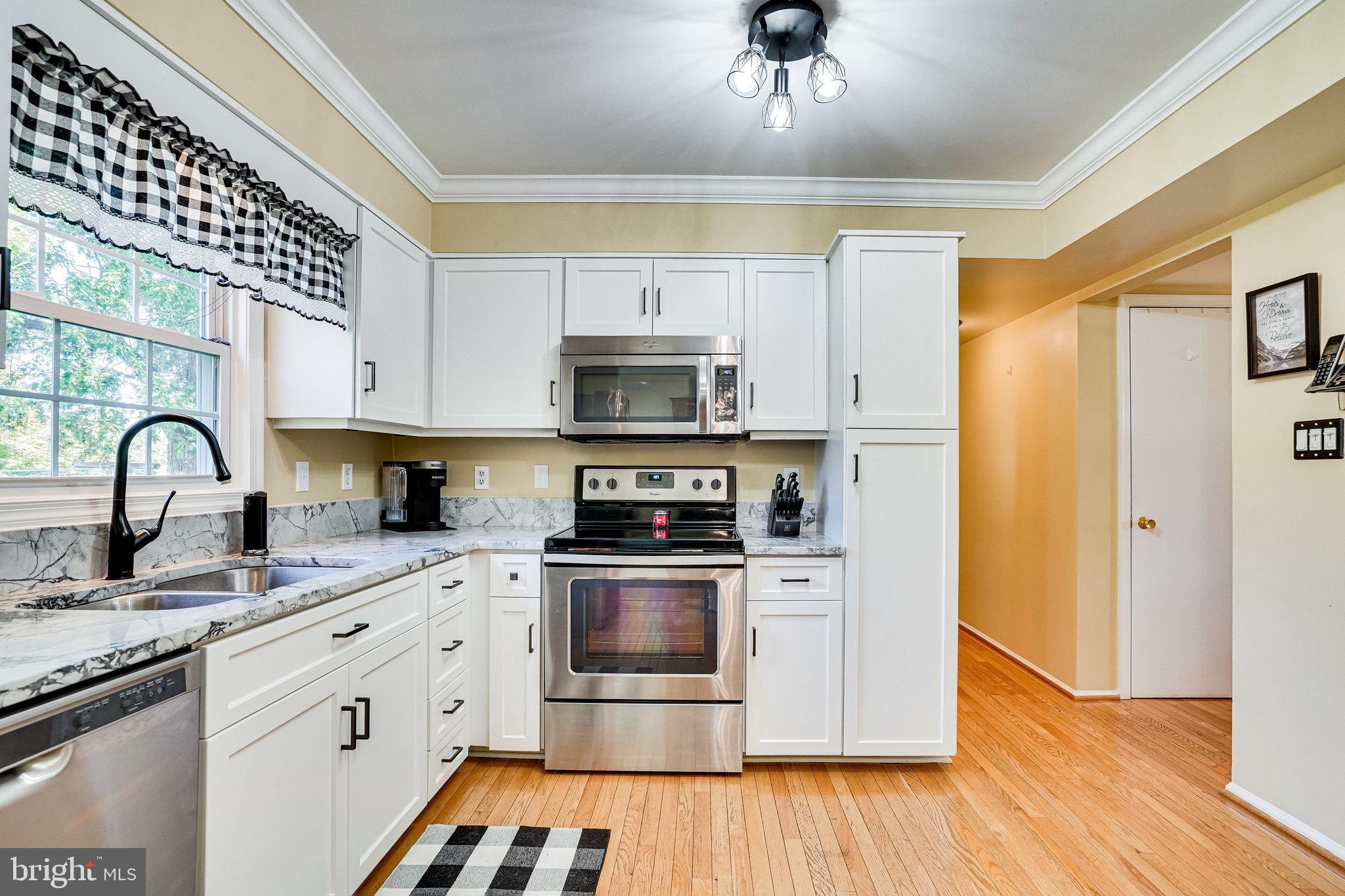 8954 Rolling Road Manassas, VA 20110 - Photo 4 of 29