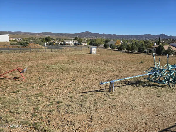 a view of a dry yard