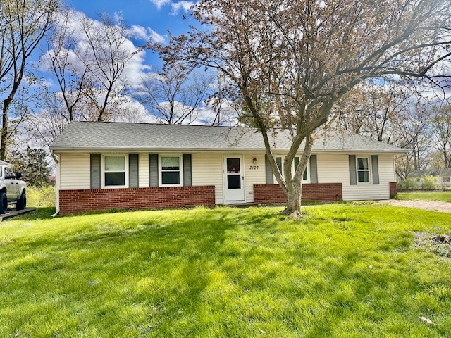 a view of a yard in front of a house with large tree