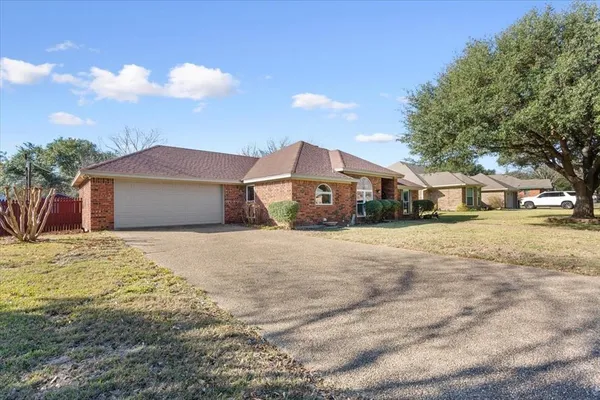 $310,000 | 327 East Chapman Road, Hewitt, TX 76643