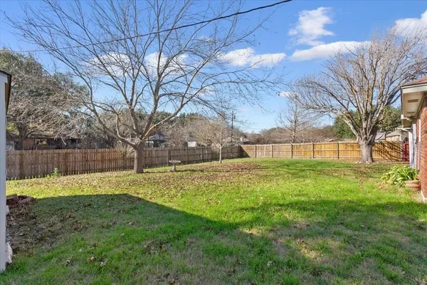 $310,000 | 327 East Chapman Road, Hewitt, TX 76643