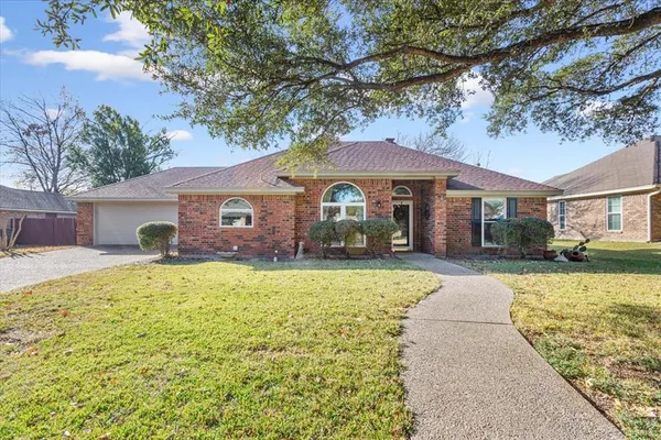 $299,900 | 327 East Chapman Road, Hewitt, TX 76643