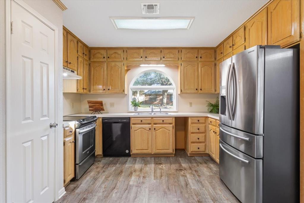 327 East Chapman Road Hewitt, TX 76643 - Photo 10 of 28 a kitchen with granite countertop a refrigerator stove and sink