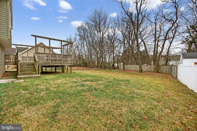 a view of a house with backyard and tree