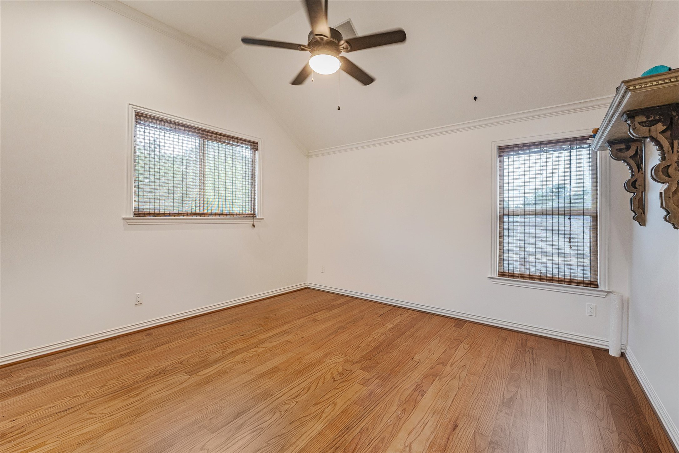 424 West 32nd Street Houston, TX 77018 - Photo 35 of 50 Comfortable 3rd bedroom plan, hi-ceilings, and double closet space.