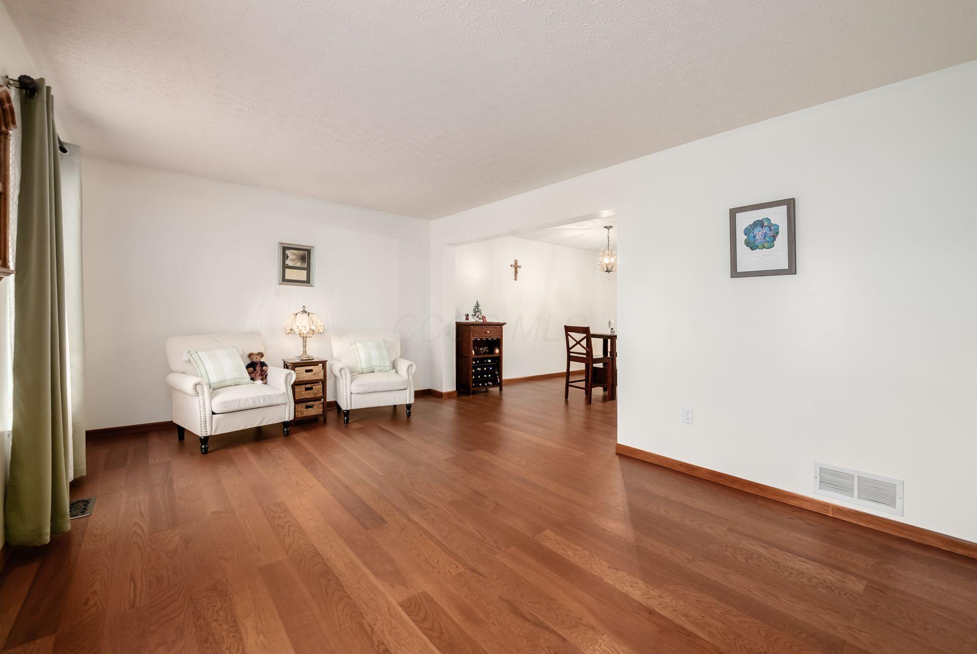 5581 Seapine Road Hilliard, OH 43026 - Photo 7 of 58 Living Room - 17'0" x 11'6"