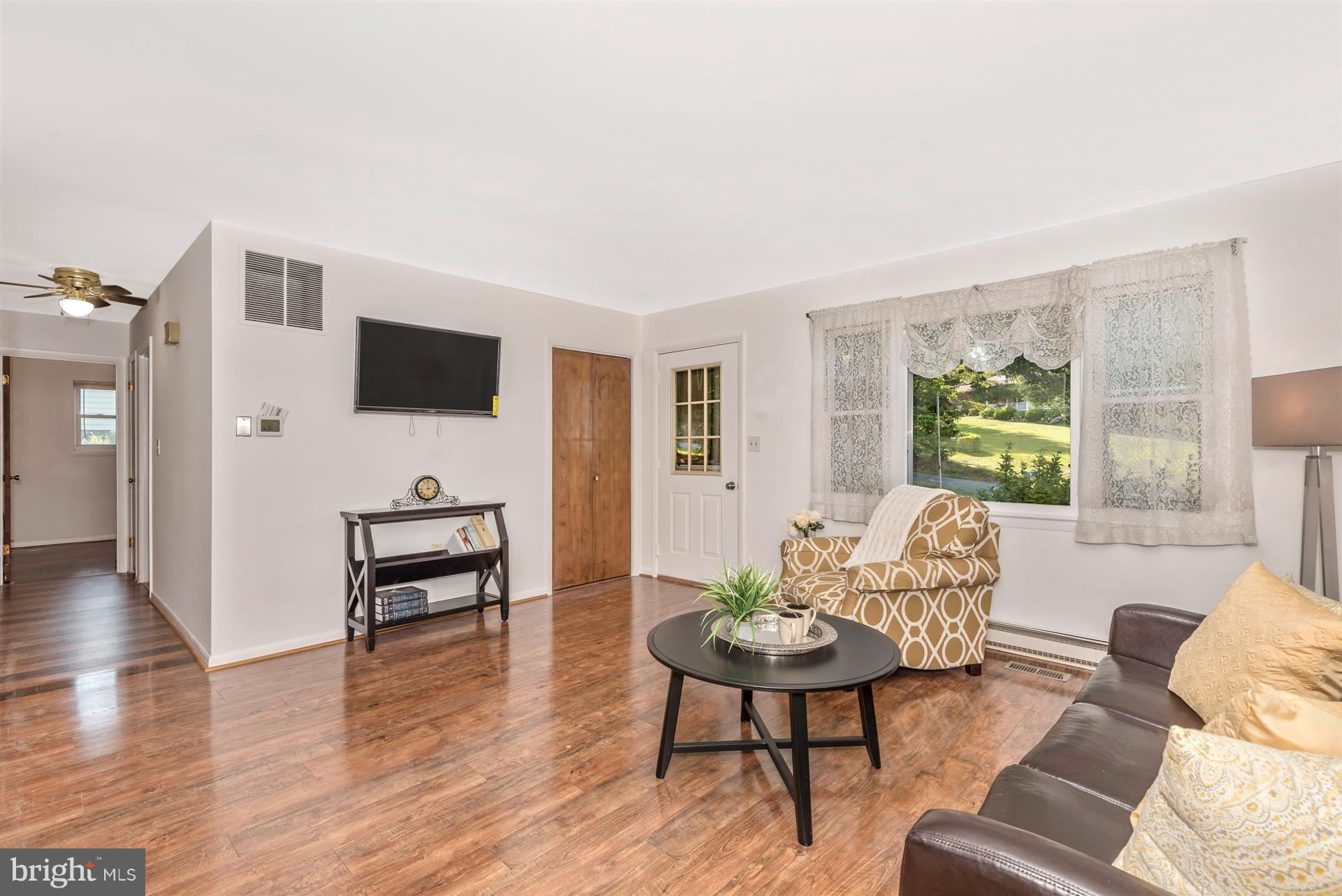 11217 Alton Road Frederick, MD 21701 - Photo 5 of 22 Living Room