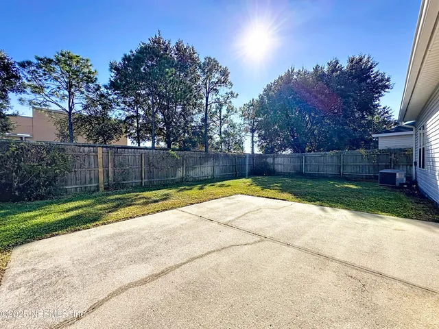 a view of a backyard