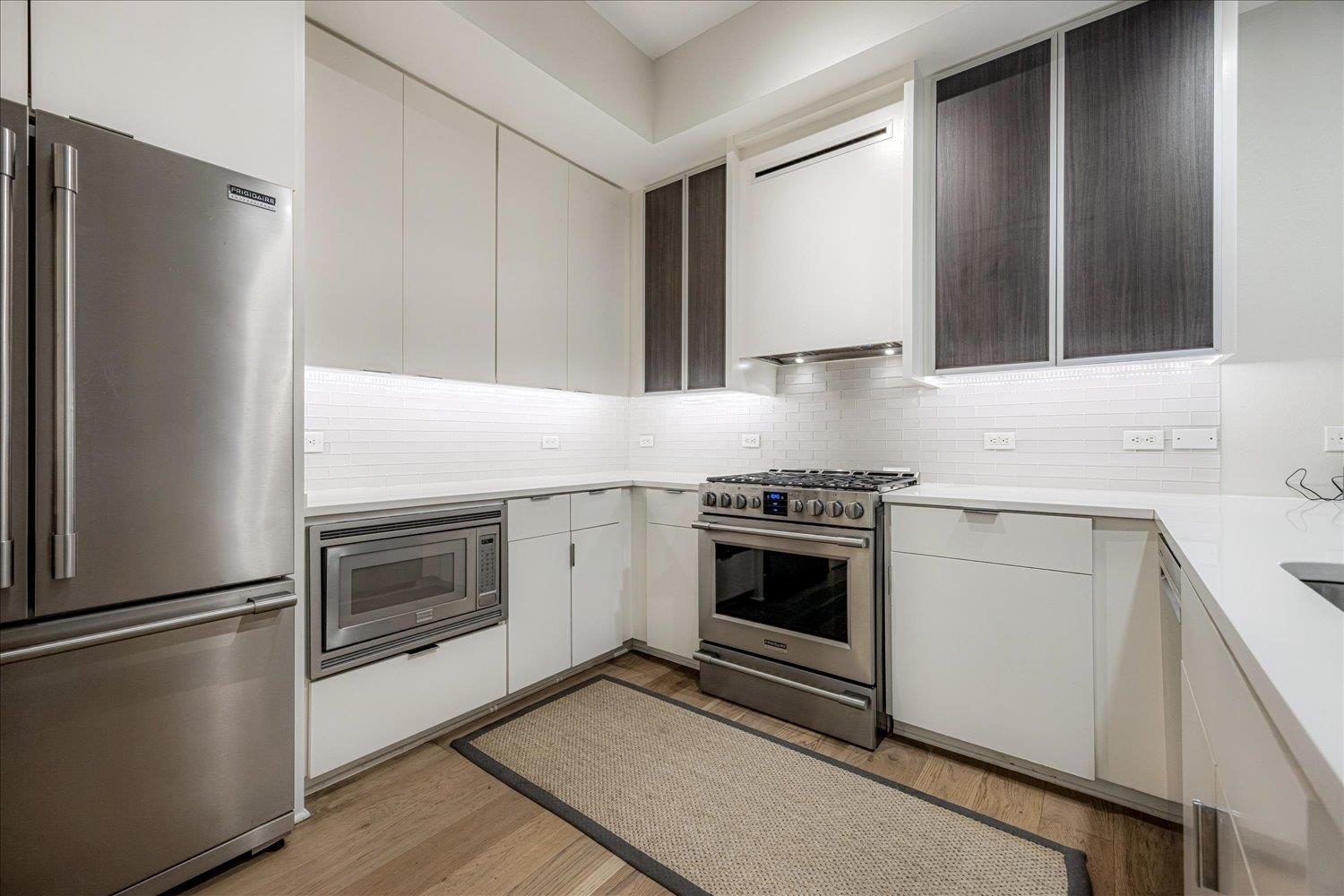 717 Riverside Drive, Unit 207 Memphis, TN 38103 - Photo 11 of 30 a kitchen with a stove oven and a refrigerator