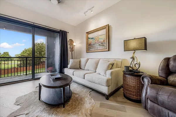 $375,000 | 717 Riverside Drive, Unit 207, Memphis, TN 38103