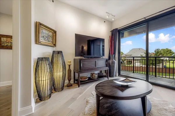 $375,000 | 717 Riverside Drive, Unit 207, Memphis, TN 38103