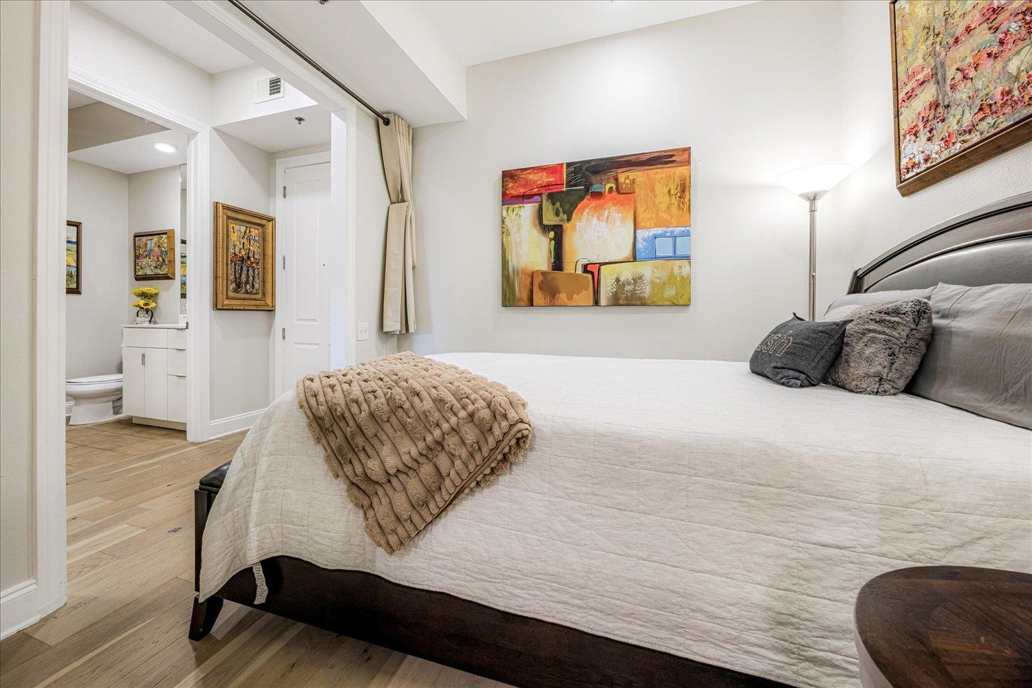 717 Riverside Drive, Unit 207 Memphis, TN 38103 - Photo 5 of 30 a bedroom with a bed and painting on the wall