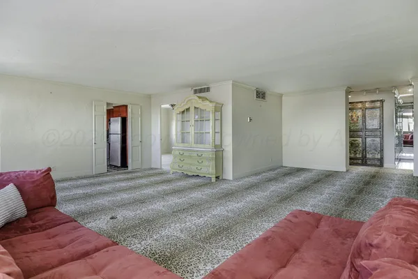 a view of livingroom with furniture