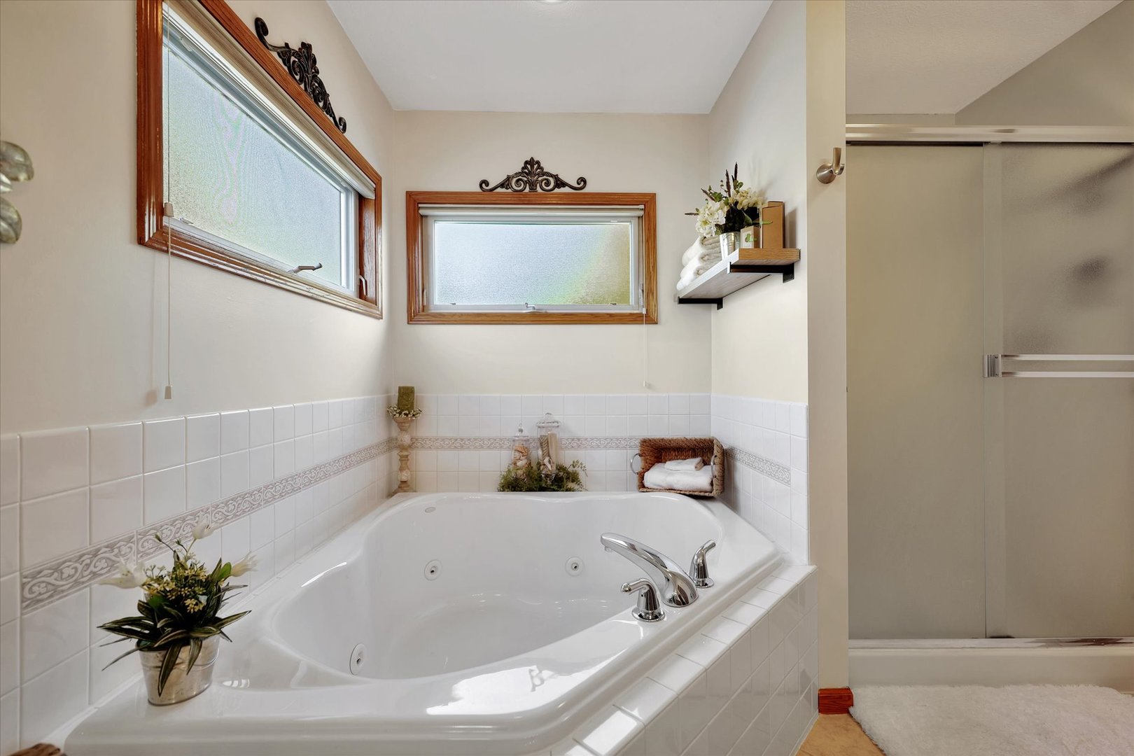 3002 Country Bend Lane Champaign, IL 61822 - Photo 29 of 48 a bathroom with a tub and a potted plant