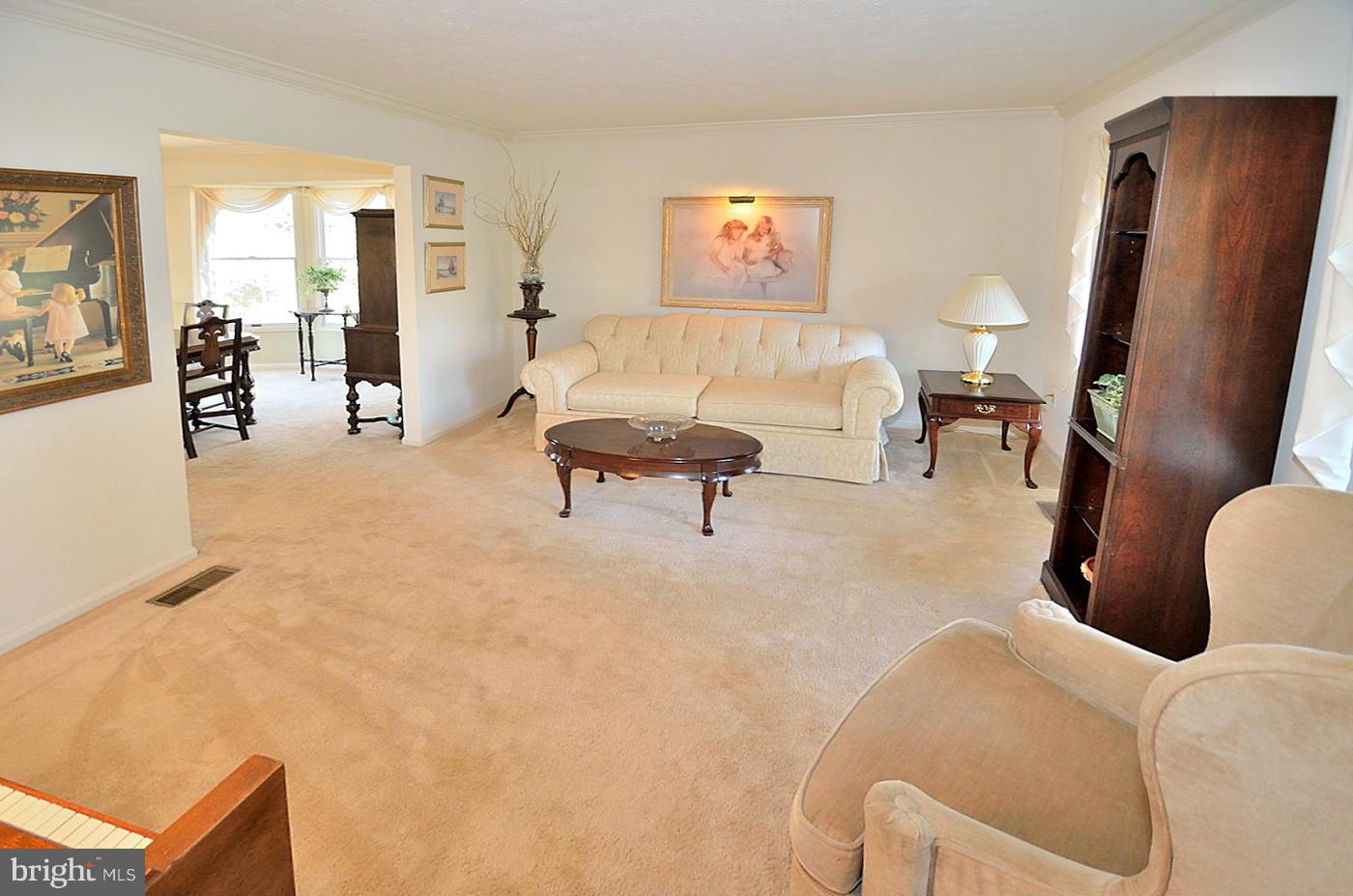 11637 Quail Ridge Court Reston, VA 20194 - Photo 6 of 20 Living Room