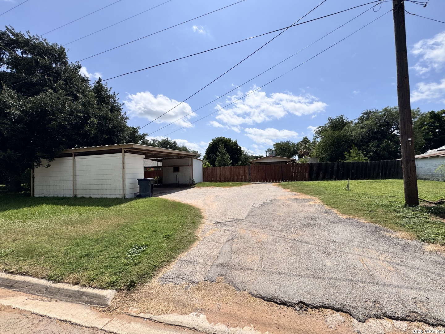 604 East Rio Grande Street Pearsall, TX 78061 - Photo 5 of 31
