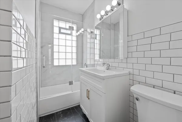 $1,500 | 2026 East Kenilworth Place, Unit 2, Milwaukee, WI 53202