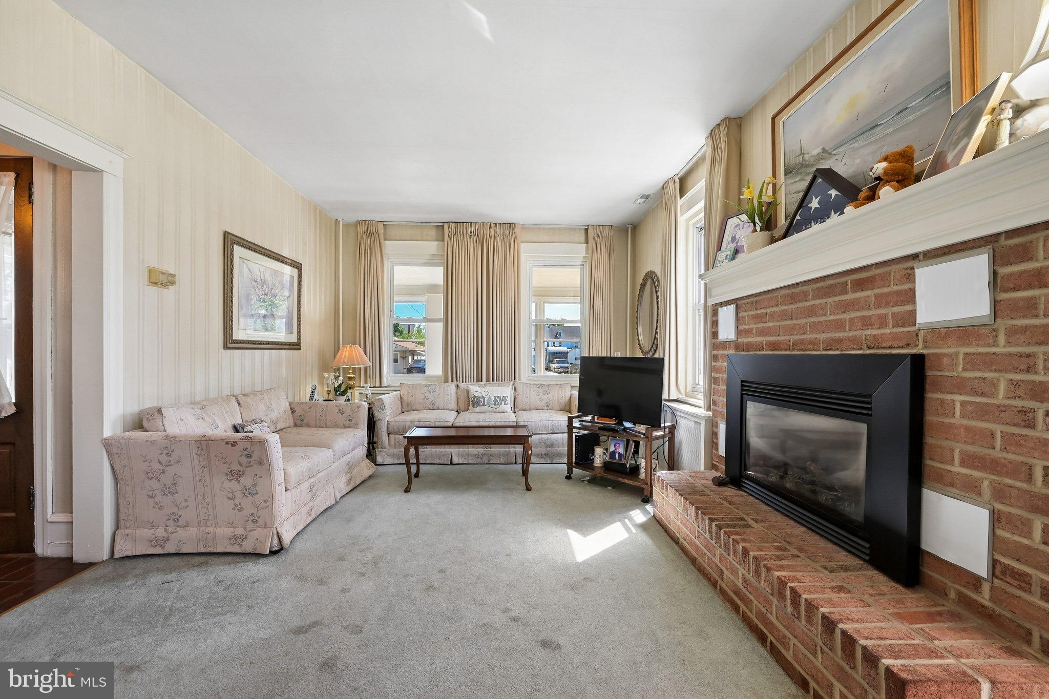 228 Heulings Avenue Riverside, NJ 08075 - Photo 7 of 24 Living Room