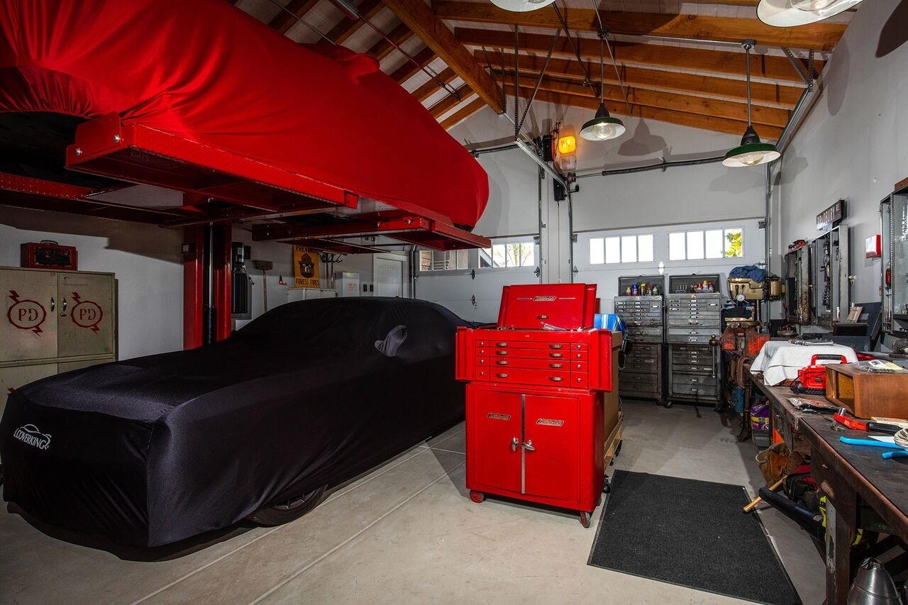 731 North Vulcan Avenue Encinitas, CA 92024 - Photo 25 of 25 Garage features 8,000 pound single car lift and 26' open beam ceiling.