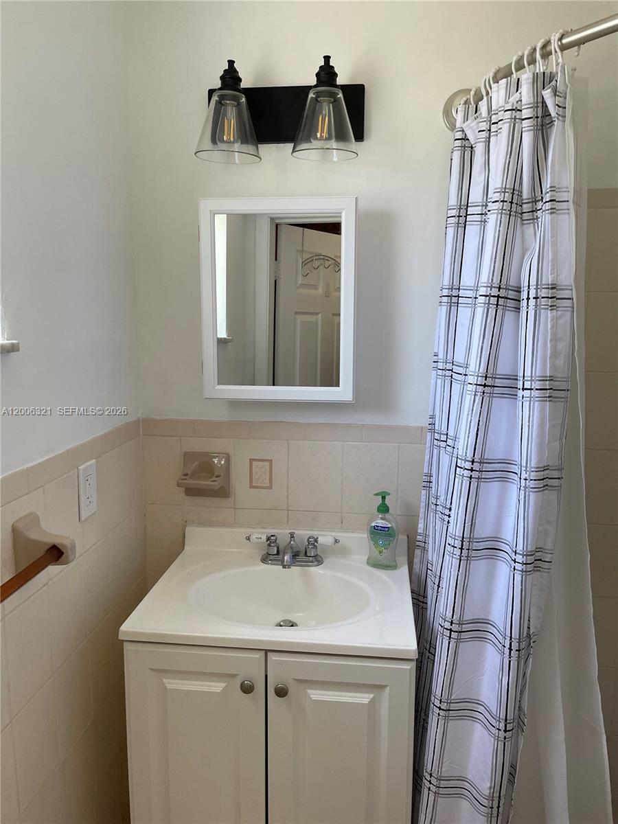 5800 Southwest 61st Street Miami, FL 33143 - Photo 15 of 23 a utility room with dryer and washer