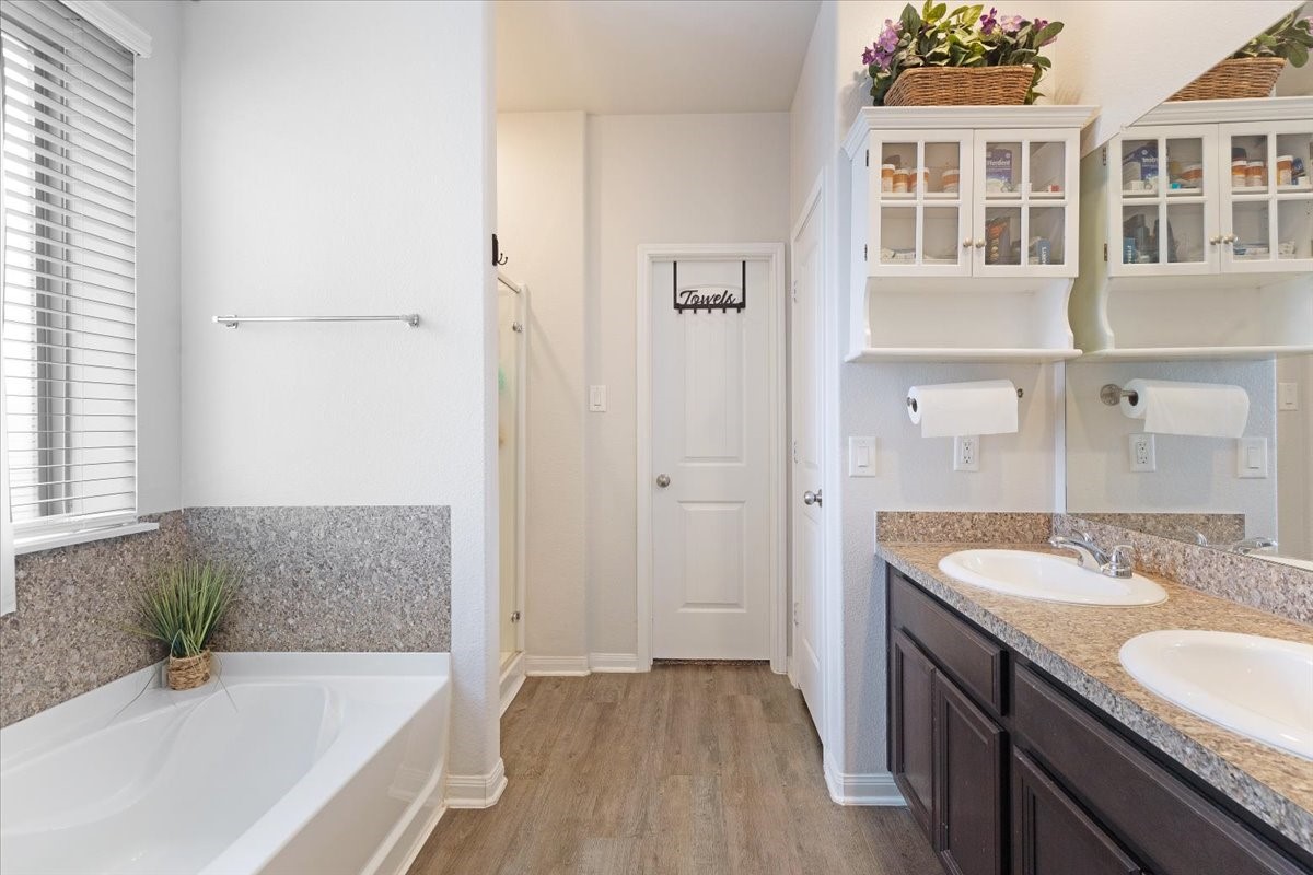 1685 County Road 5102 East Cleveland, TX 77327 - Photo 14 of 31 a spacious bathroom with a tub sink and mirror