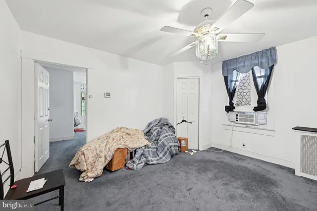 a view of a livingroom with furniture and a ceiling fan