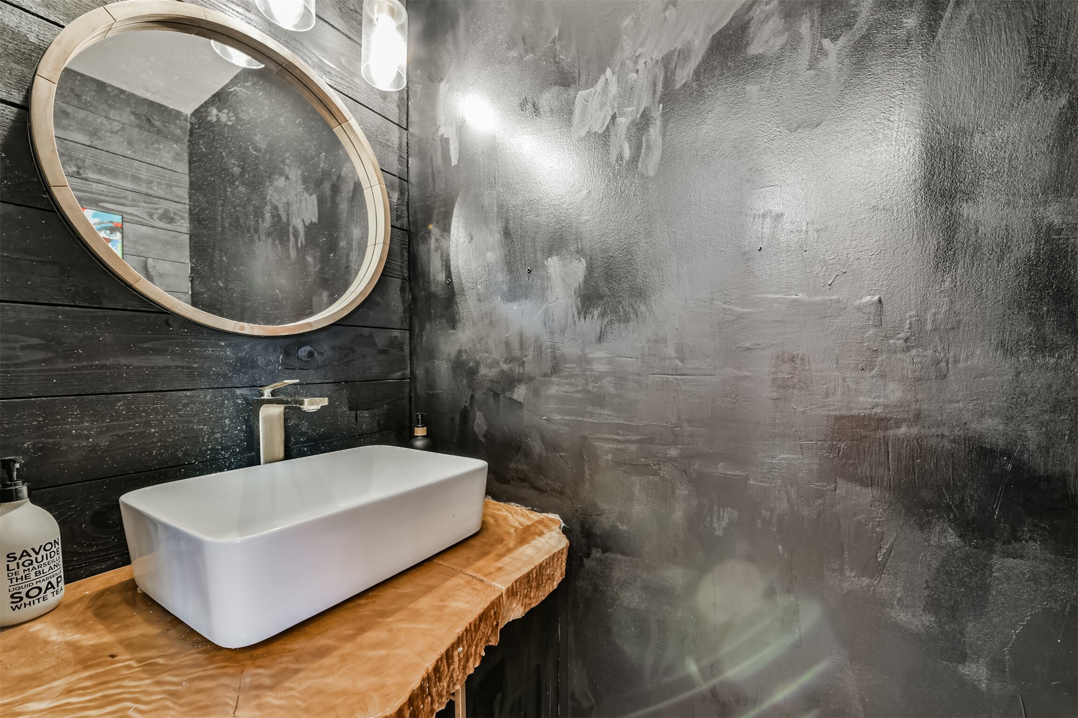 1723 Capstan Road Houston, TX 77062 - Photo 14 of 43 Updated secondary bathroom with modern touches.