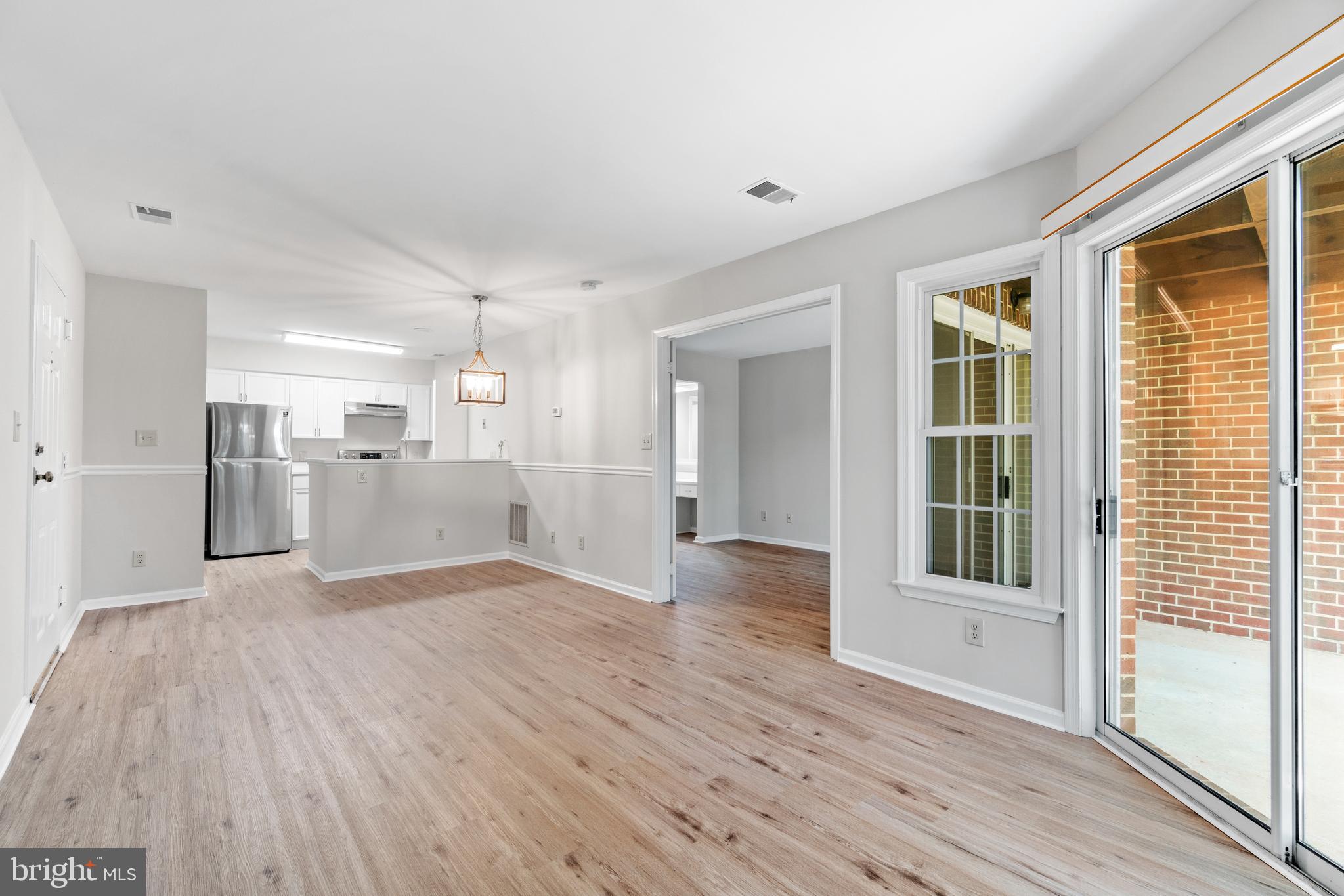 11142 Beaver Trail Court Reston, VA 20191 - Photo 7 of 36 Living Room