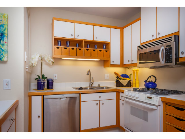 421 Goodman Road Pacifica, CA 94044 - Photo 7 of 25 Gallery Image 7