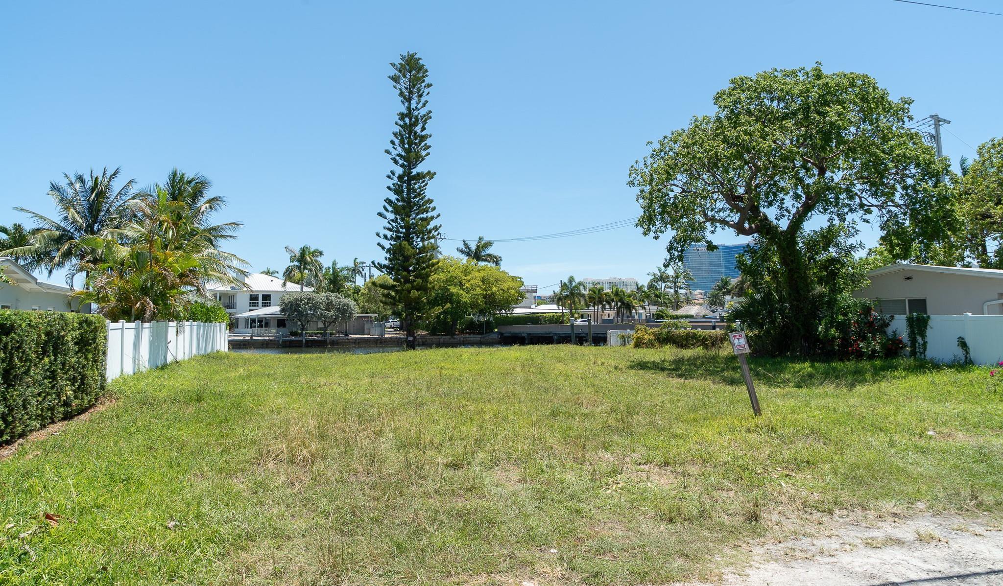 1248 Cordova Road Fort Lauderdale, FL 33316 - Photo 2 of 7 a backyard of a house with lots of green space