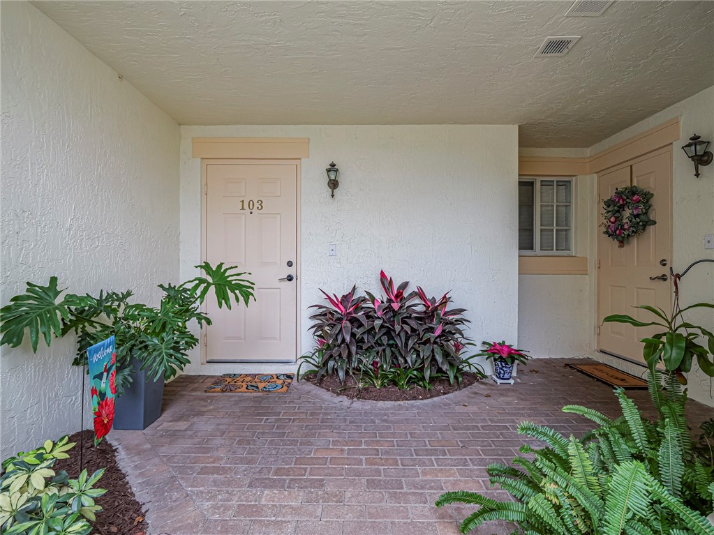 536 7th Square Southwest, Unit 103 Vero Beach, FL 32962 - Photo 5 of 34