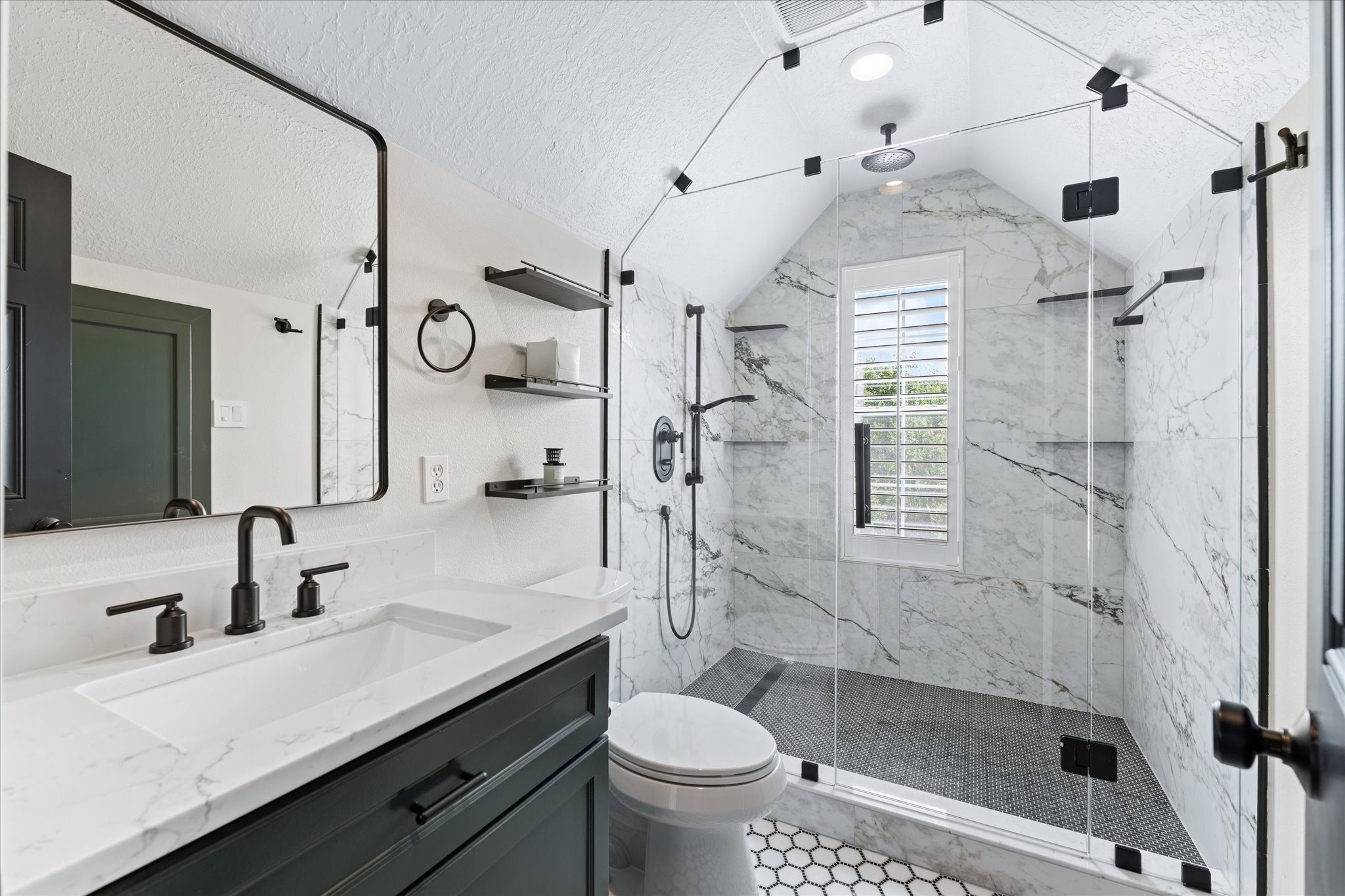 447 North Gate Stone Houston, TX 77007 - Photo 15 of 38 Secondary Bath (3rd Floor)